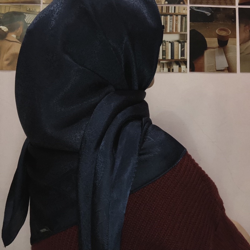 Preloved Kerudung Umama Satin Segi Tiga Segi Empat Biru Dongker Hijab Jilbab Motif