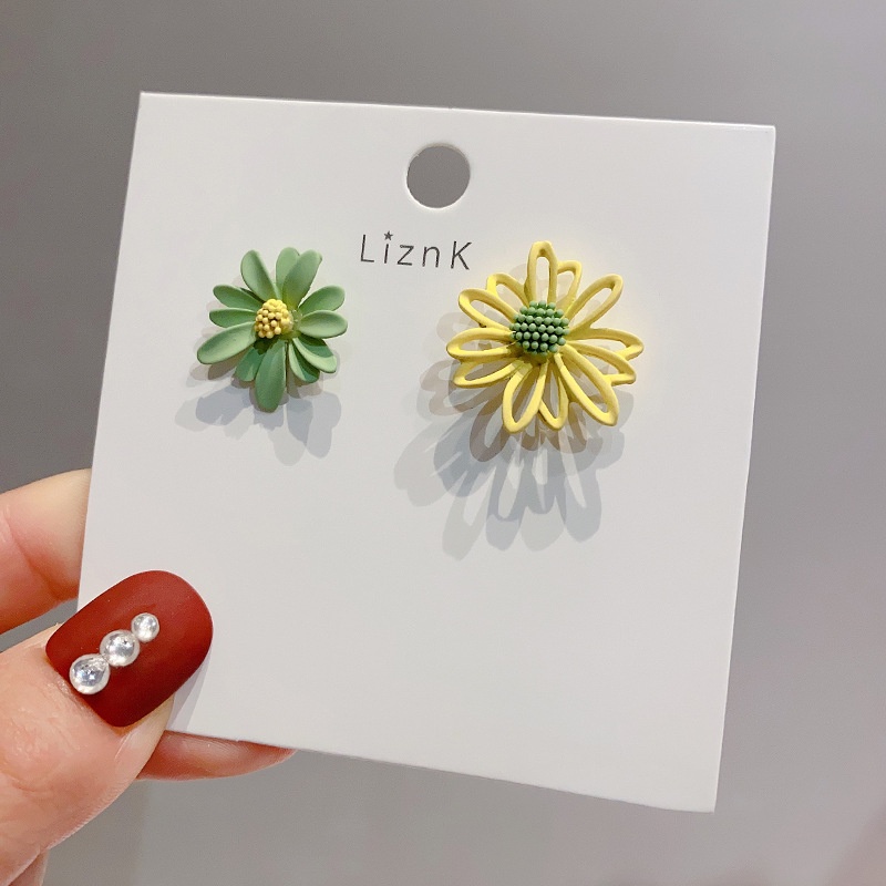 Daisy Flower Earrings Asymmetrical Korean Jewelry Cute Flower Small Stud Earrings For Women Fashion Sweet Earring