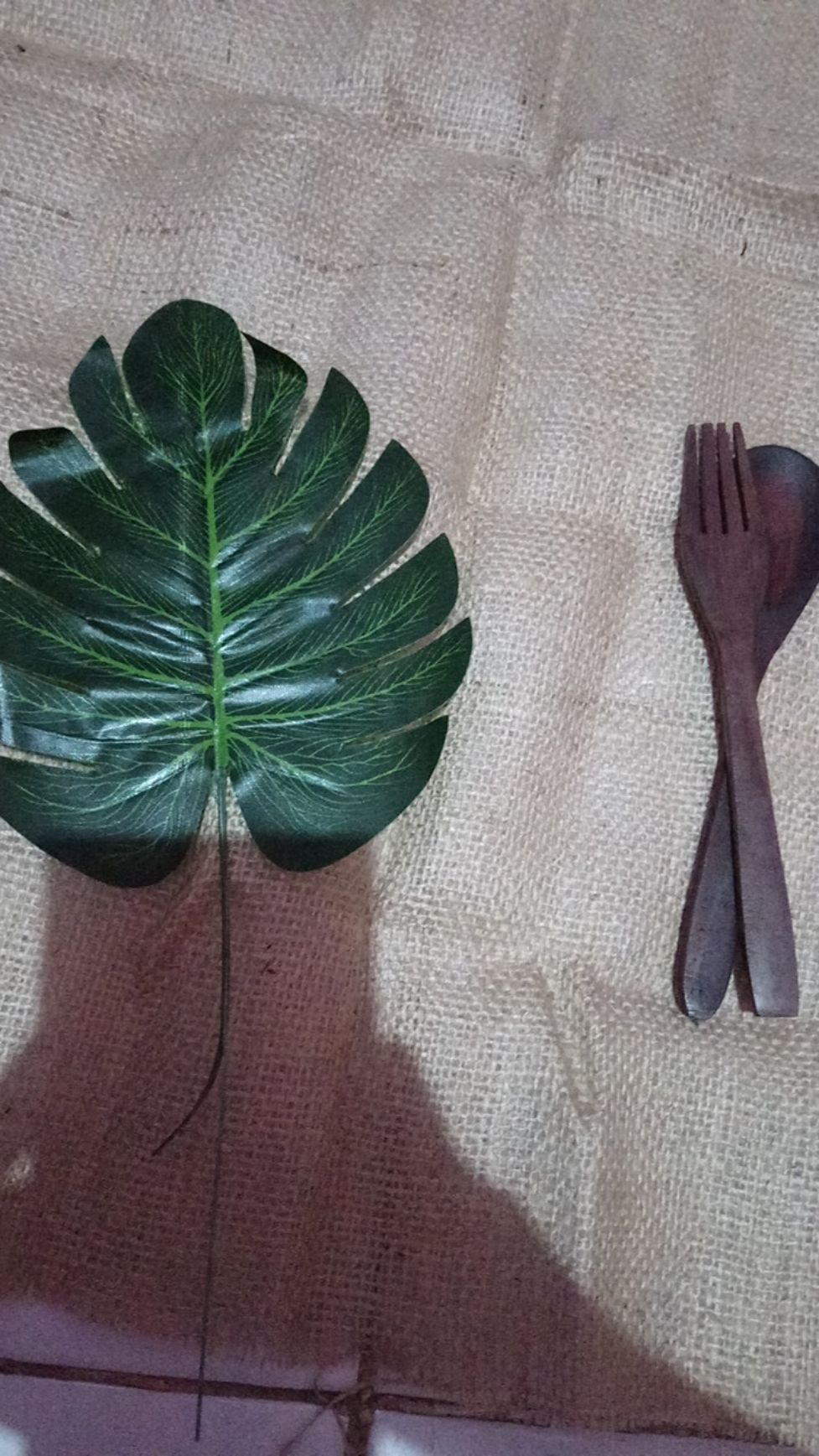 Paket Properti Foto (kain Goni Nat 50cm, Monstera Utuh, Sendok Garpu Kayu Sono S)