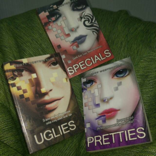 Scott Westerfeld Novel Series : Pretties ; Uglies ; Specials