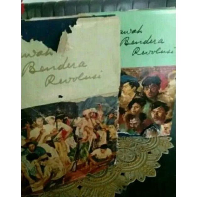 Buku langka Dibawah Bendera Revolusi. 2 (dua) jilid