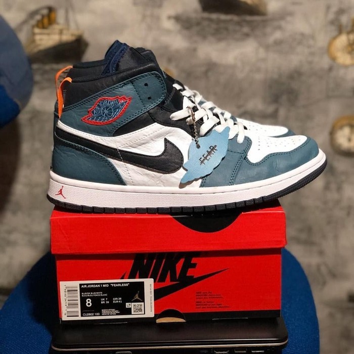 SNEAKERS COWOK HITAM BIRU MISTY  TERMURAH - Sepatu Nike Air Jordan 1 Mid Fearleass Facetasm Un