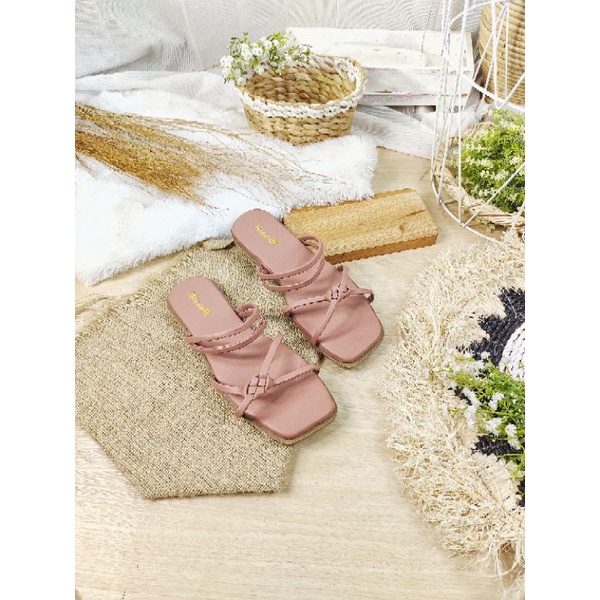 sendal cewek ala Nagita/aurel bahan empuk gak licin by.kissah