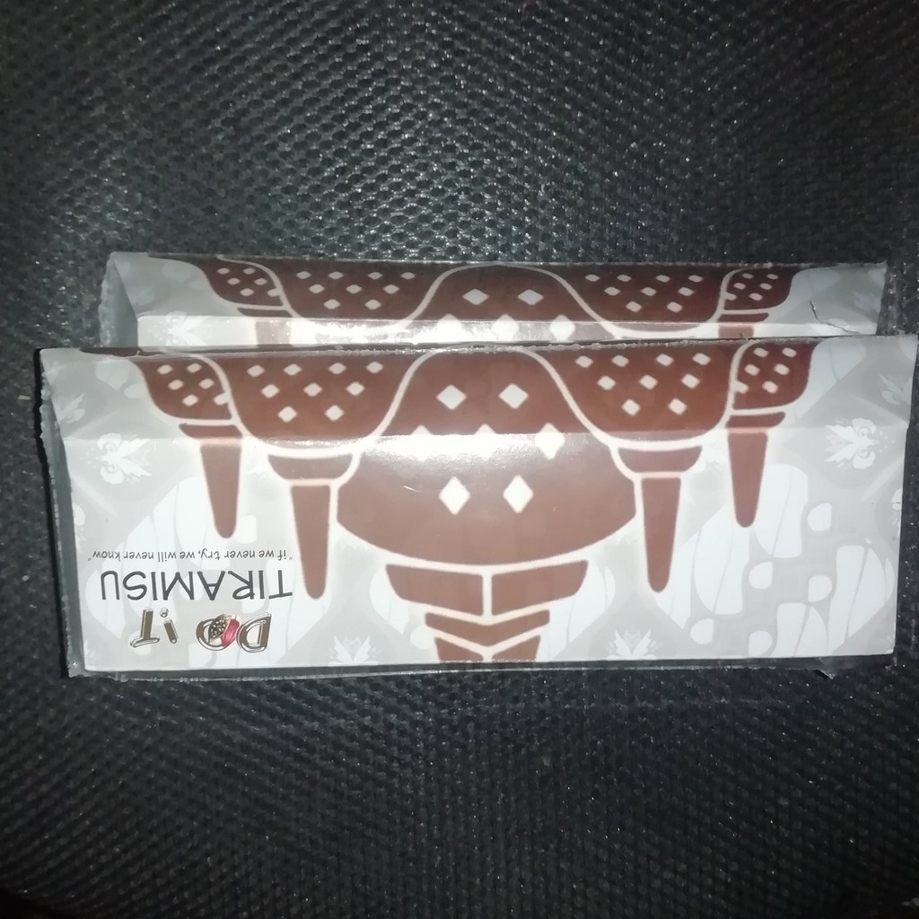 

Cokelat Do It tiramisu dengan isi 1 buah kacang almond.1 box isi 14 cokelat