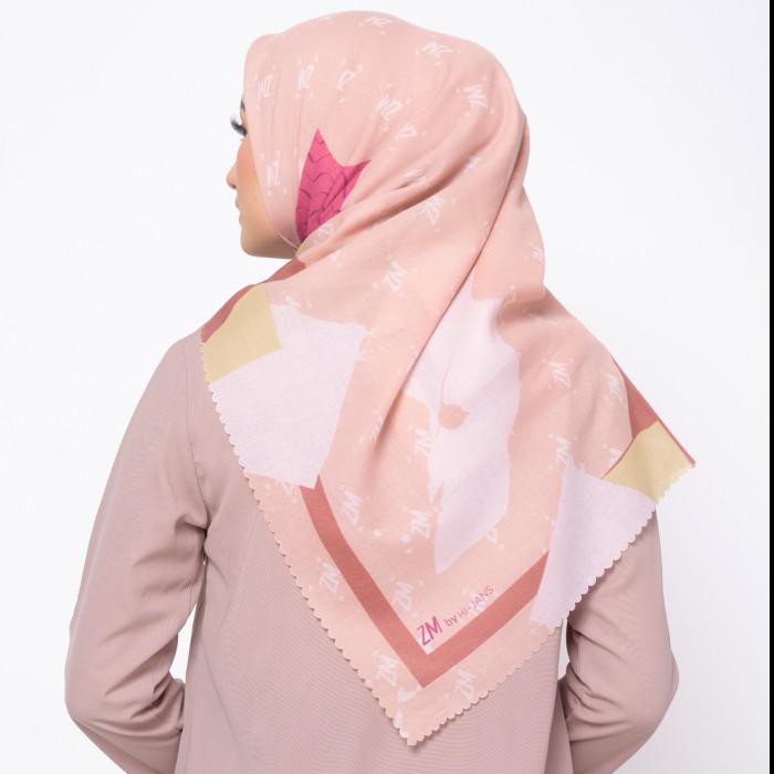 5.5 Zm Zaskia Mecca - Terapung Peach Scarf Kerudung Segi Empat Ultra Sonic Promo
