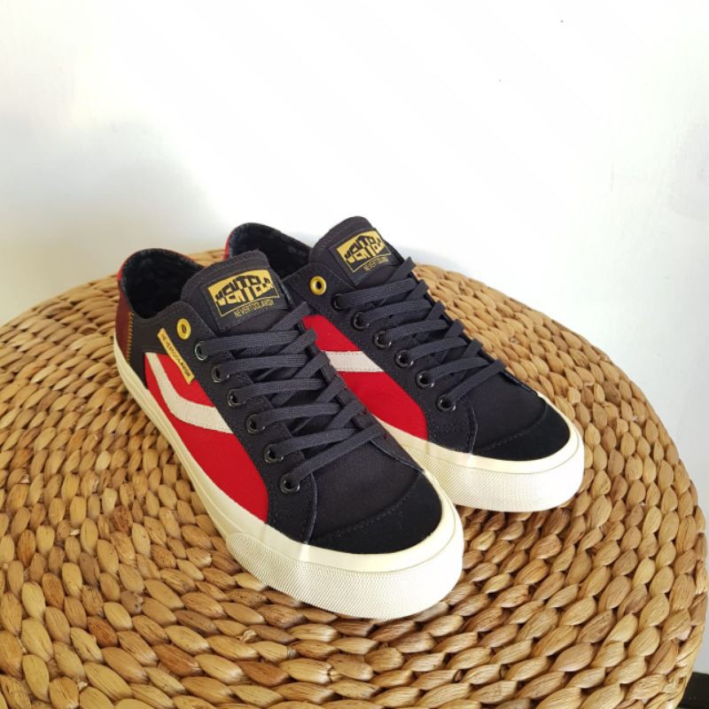 Ventela Noir Low Sansekerta Lohita Yang ayam