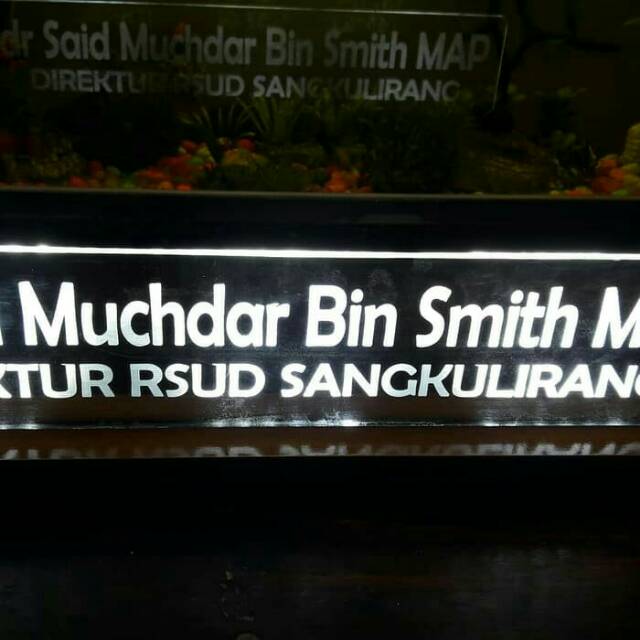 

PAPAN NAMA AKRILIK TEBAK LED DUDUKAN KAYU VERNISH