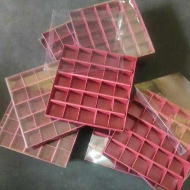 

box kue coklat sekat 25 warna merah bisa eceran / kotak sekat 25 tutup mika