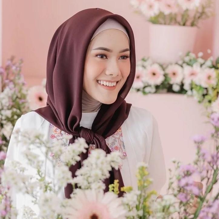 Langsung Order hijab segi empat BELLA SQUARE bahan pollycotton premium warna pink fanta / fuschia