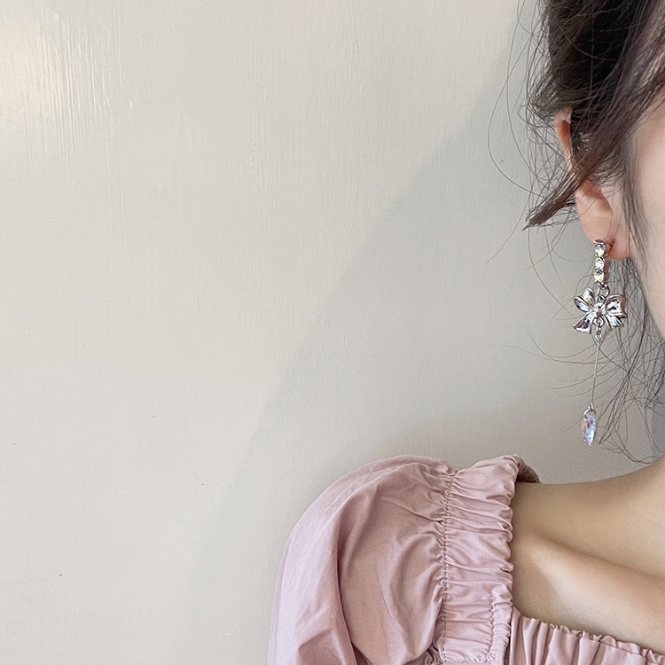 Anting Tusuk Gantung Desain Pita Hias Kristal Gaya Simple Untuk Wanita