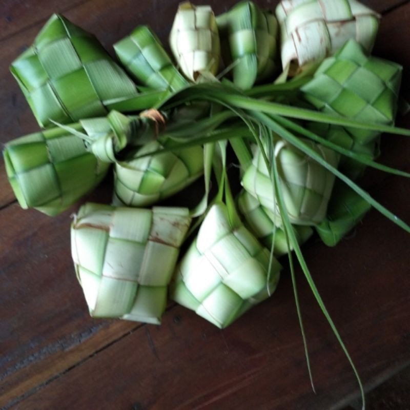 

Kulit Selongsong Ketupat Kelapa muda isi 25 bungkus