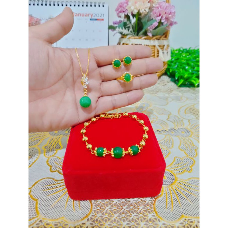 Satu set perhiasan Giok kalung