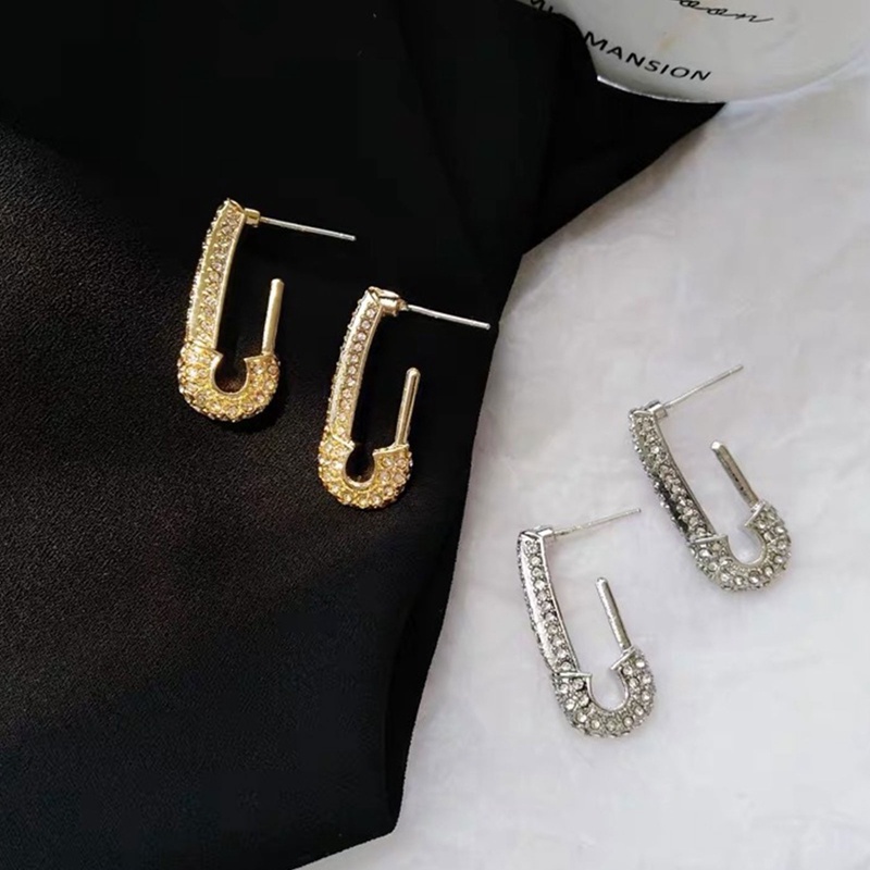 Anting Stud Bentuk Peniti Aksen Berlian Imitasi Glitter Warna Emas Gaya Punk Untuk Wanita
