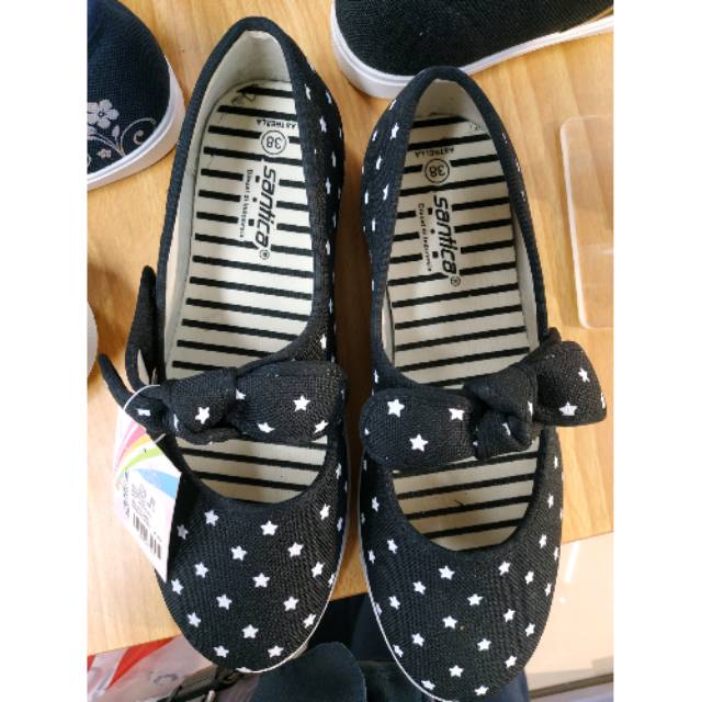 Sepatu wanita slipon santica motif bintang dan berpita.