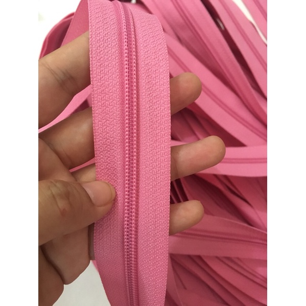 Daun Resleting YKK no 5 pink per meter