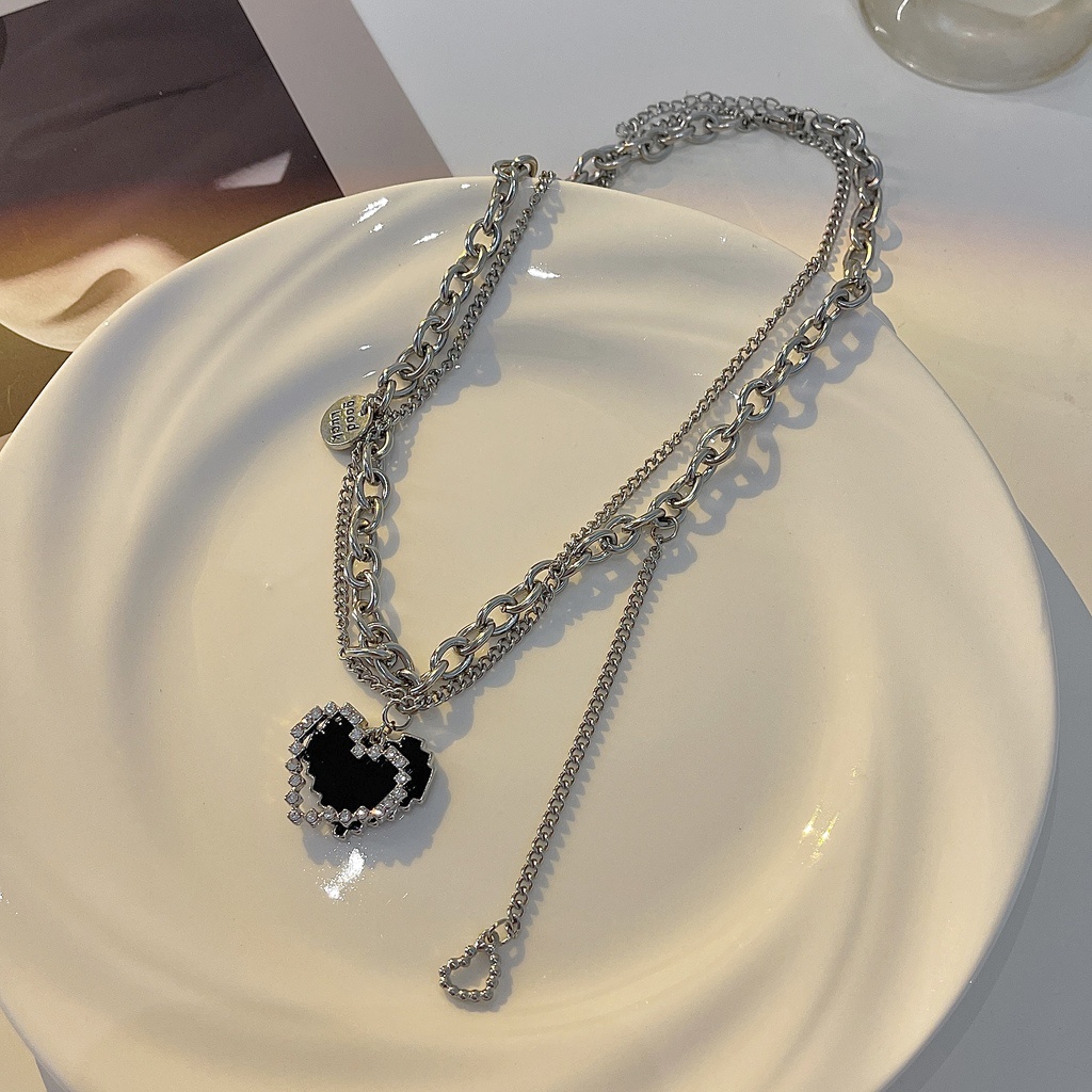 Kalung Rantai Klavikula Desain Hati Ganda Aksen Berlian Warna Hitam Untuk Aksesoris