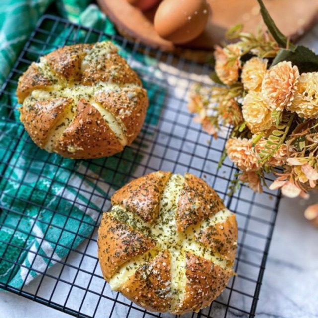 

KOREAN GARLIC CHEESE BREAD