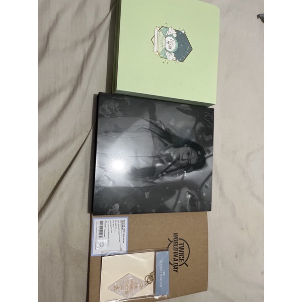 iz*one izone eyes on me dvd cd concert minju hyewon sakura yuri chaewon yujin wonyoung seoul IU albu