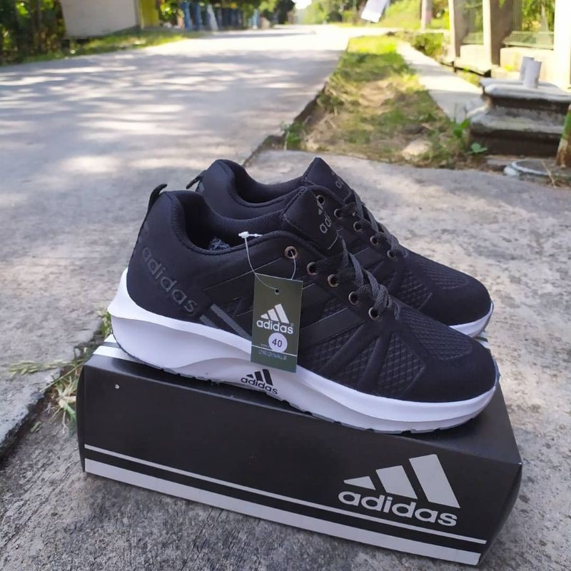 sepatu Adidas hitam size 40
