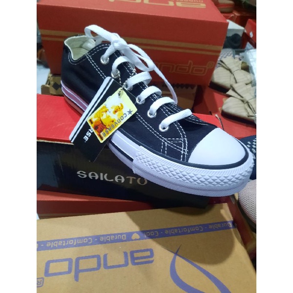 Sepatu pria convers merah