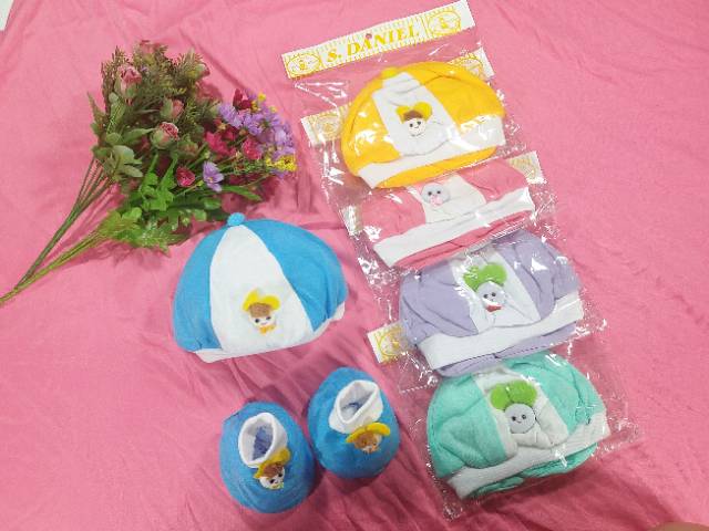 Topi bayi + sepatu (boneka)