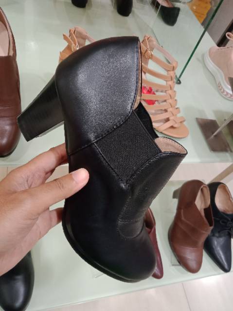 Sepatu boots merk"Otha" branded Laviola 250rb dijamin bagus & awet banget kak,happy shopping..Thx ya