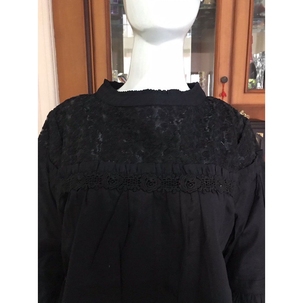 Blouse oblong Alexuez brukat hitam putih tulang kombunasi brukat