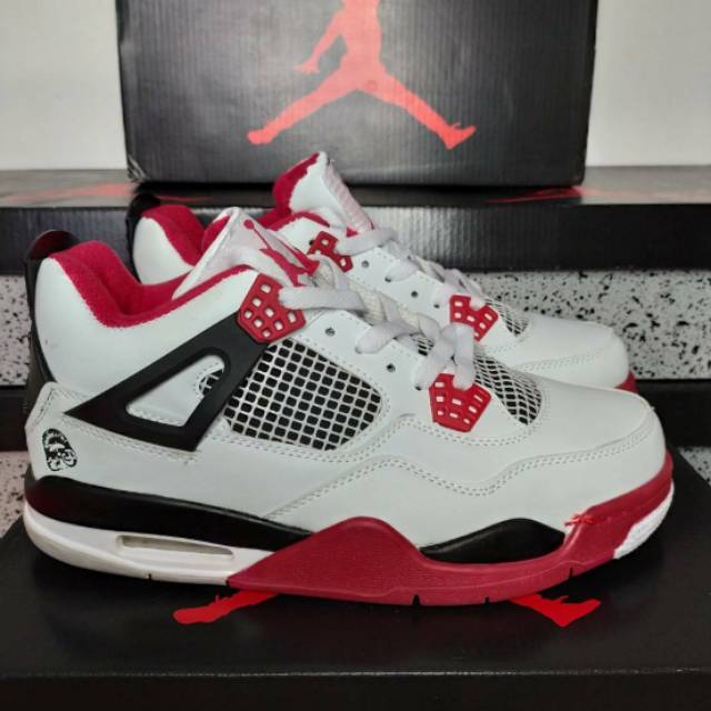 SEPATU AIR JORDAN 4 RETRO FIRE RED ORIGINAL 100%