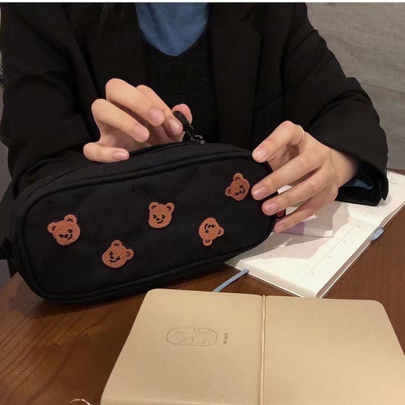 TEMPAT PENSIL MOTIF BERUANG LUCU GAYA KOREA / CELEBRITY BEAR LARGE CAPACITY PENCIL CASE / KOTAK PENSIL SIMPLE ESTETIK SHY TEDDY BROWN / POUCH MAKE UP / TEPAK PENSIL CASUAL MEDIUM ANAK &amp; REMAJA / PREMIUM TEMPAT ALAT TULIS MURAH BAHAN KAIN LEMBUT / 5 BEAR