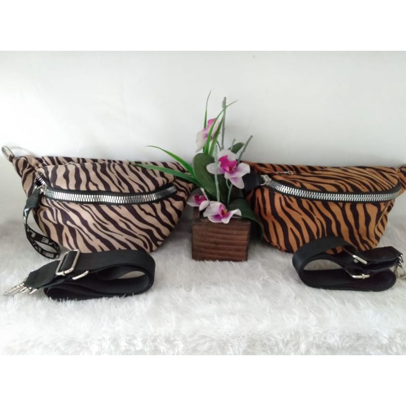 Tas import wash bag wanita terbaru model segitiga motif zebra