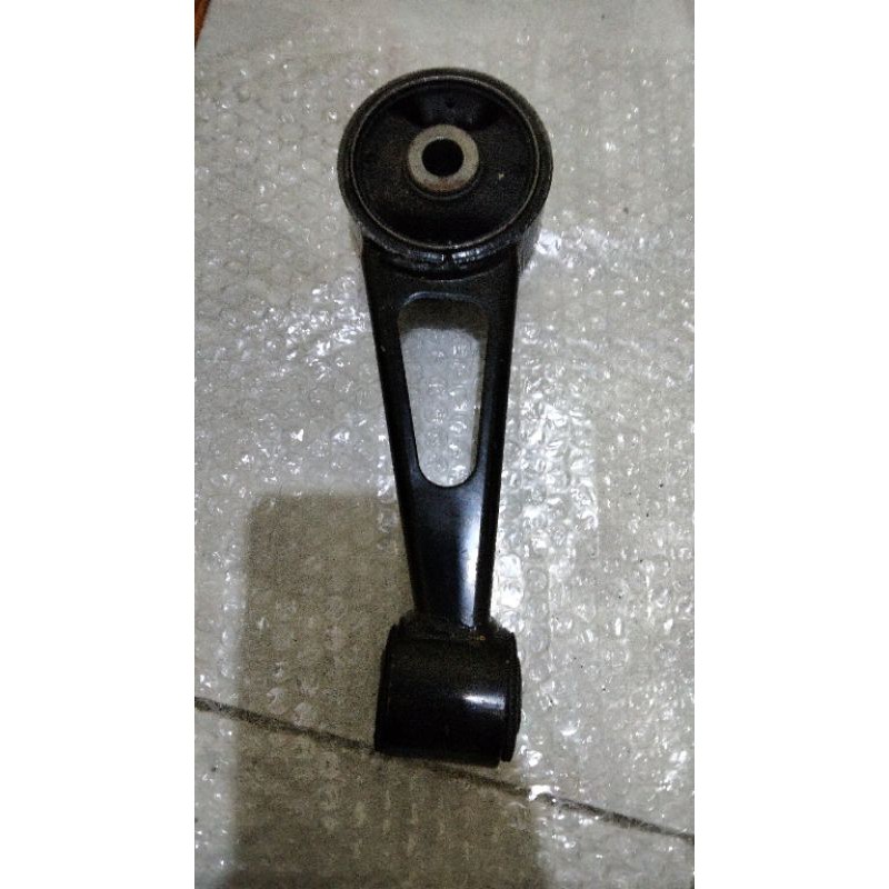 Engine Mounting depan tengah calya sigra original