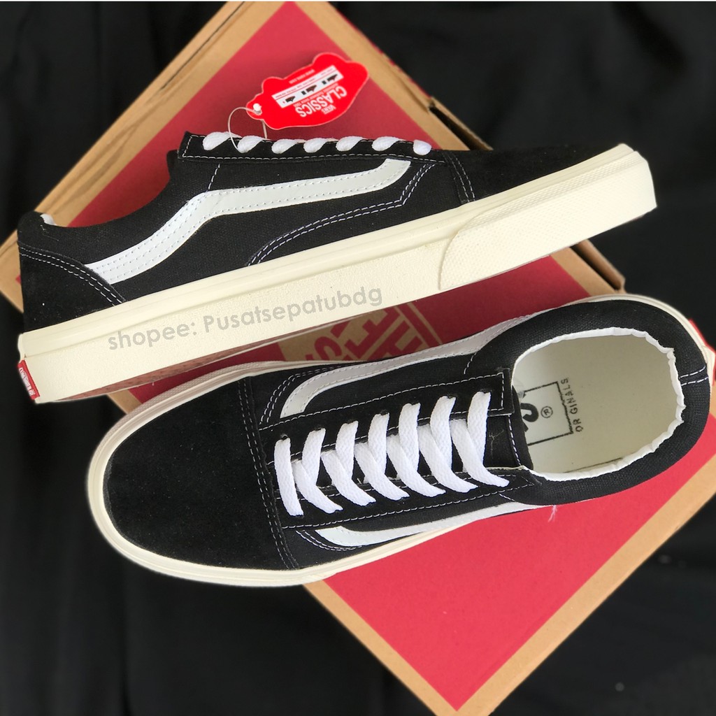 SEPATU VANS OLDSKOOLOG BLACK WHITE