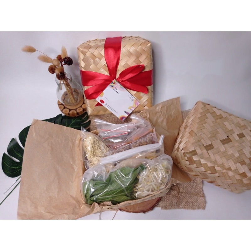 

Hampers Mie Ayam Omame / Besek Bambu / hampers makanan mie ayam frozen