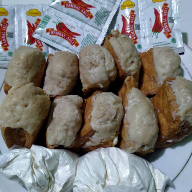 

Tahu bakso lengkap dengan tepung dan saos sambal