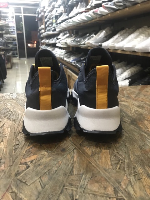 harga adidas traxion