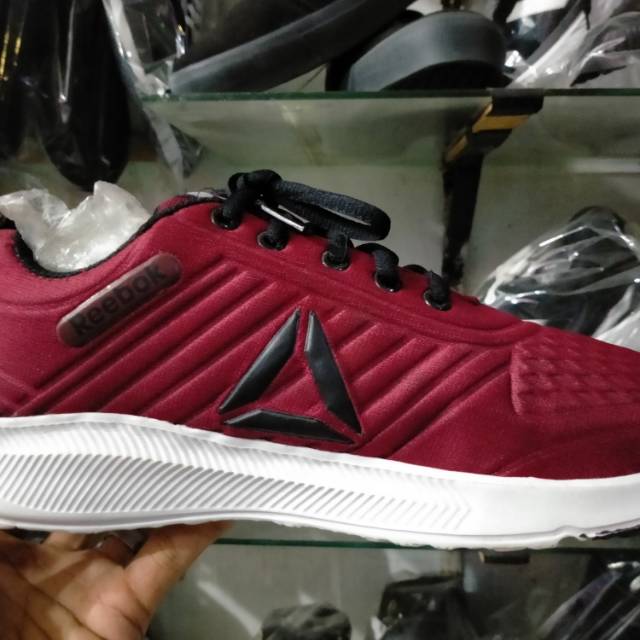 Sepatu sport reebok