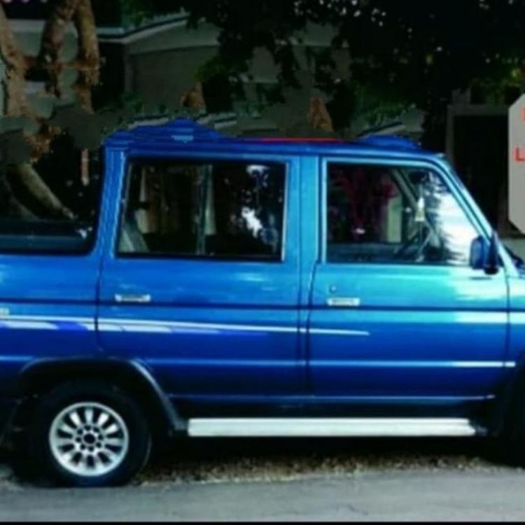 Modern.. striping body mobil Toyota kijang grand extra 1.8