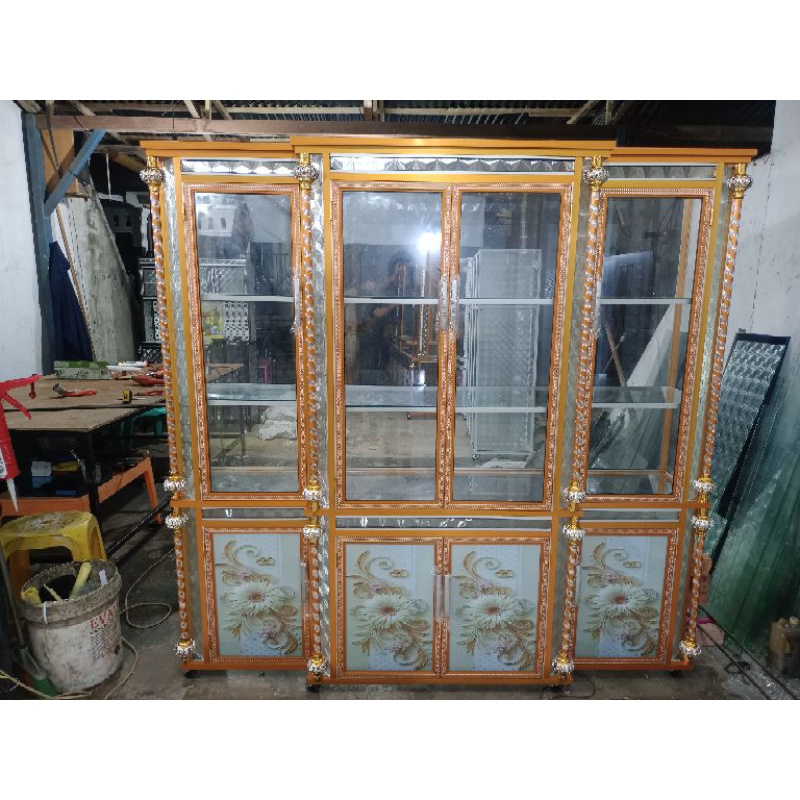 lemari hias kaca alumunium