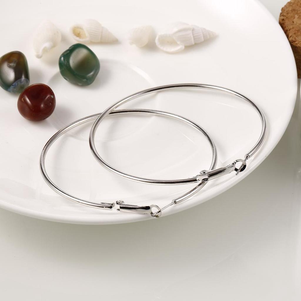 Anting Bulat Besar Bahan Metal Lembut untuk Wanita Anting Bulat Besar Bahan Metal Lembut untuk Wanita