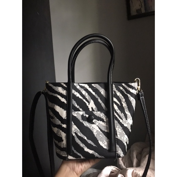 (preloved) Tas selempang / sling bag / crossbody bag / hand bag taoleyu (hitam putih)