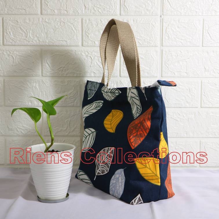 RIENS COLLECTIONS. HANDBAG BESAR BAHAN KANVAS MOTIF DAUN NANGKA BIRU