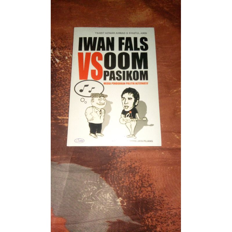 Buku Iwan Fals VS Oom Pasikom