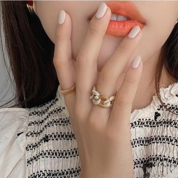 Set Cincin Rantai Kombinasi Model Hollow Bahan Resin Akrilik Gaya Retro Untuk Wanita