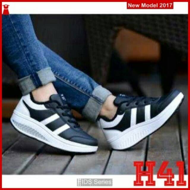 Sepatu kets chanel wanita