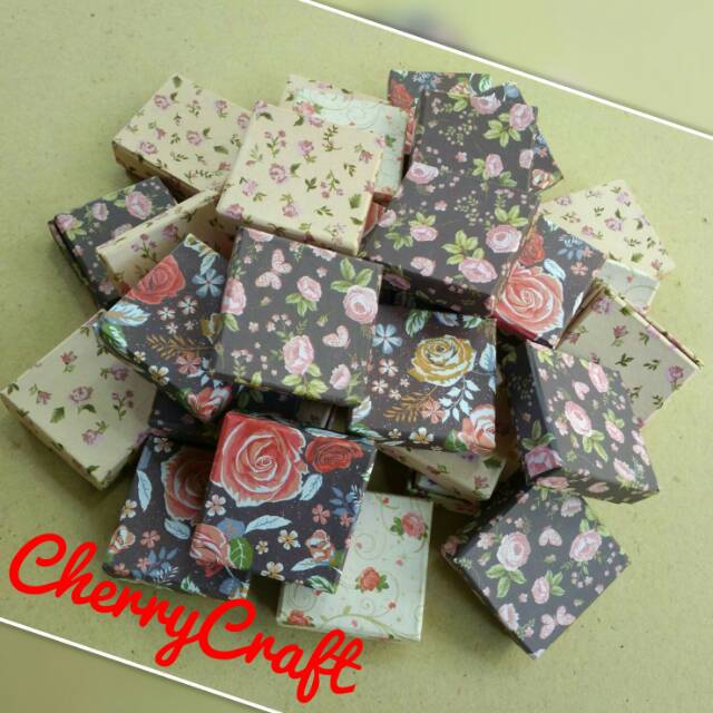 

Kotak Kado/ Gift Box/ Packing ukuran 6x6x3 cm