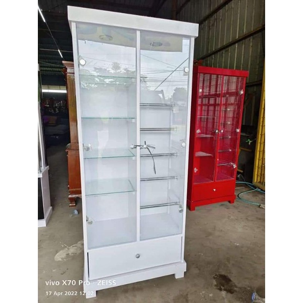 Lemari Pajangan Tas dan Hijab