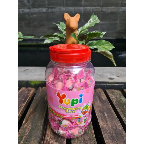 

Permen Yupi Rasa Strawberry Kiss Kemasan Toples 300gr