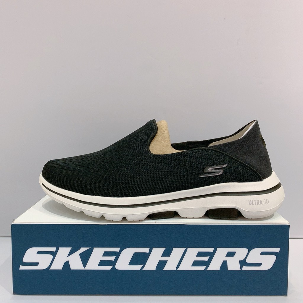 sepatu sport skechers