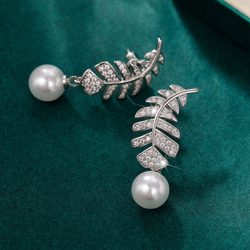 Anting Juntai Bentuk Bulu Aksen Mutiara Untuk Wanita