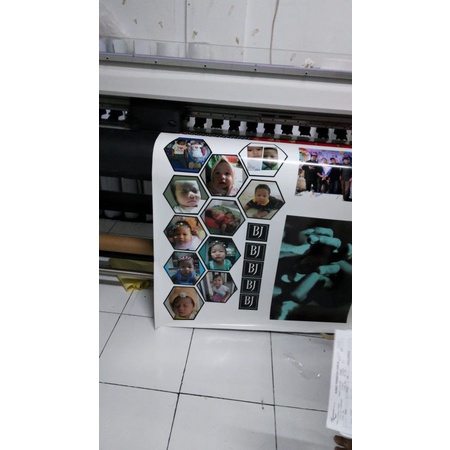 

cetak stiker vinyl anti air 1x1 meter laminasi Glossy